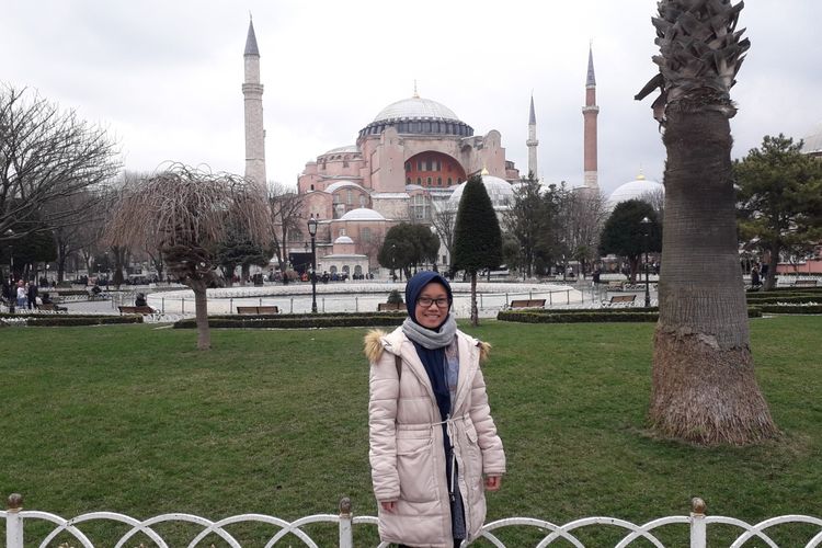 Alin di depan Hagia Sophia, Turki