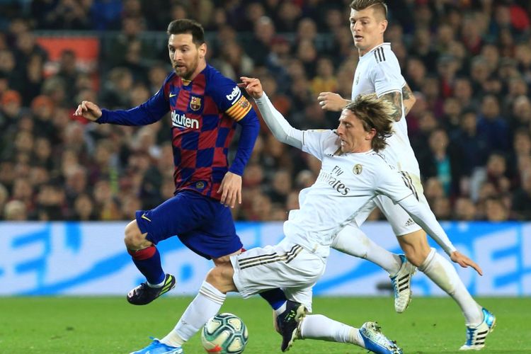 Mega bintang Barcelona, Lionel Messi, berduel dengan gelandang Real Madrid, Luka Modric, pada laga El Clasico Liga Spanyol pada Kamis (19/12/2019) dini hari WIB.