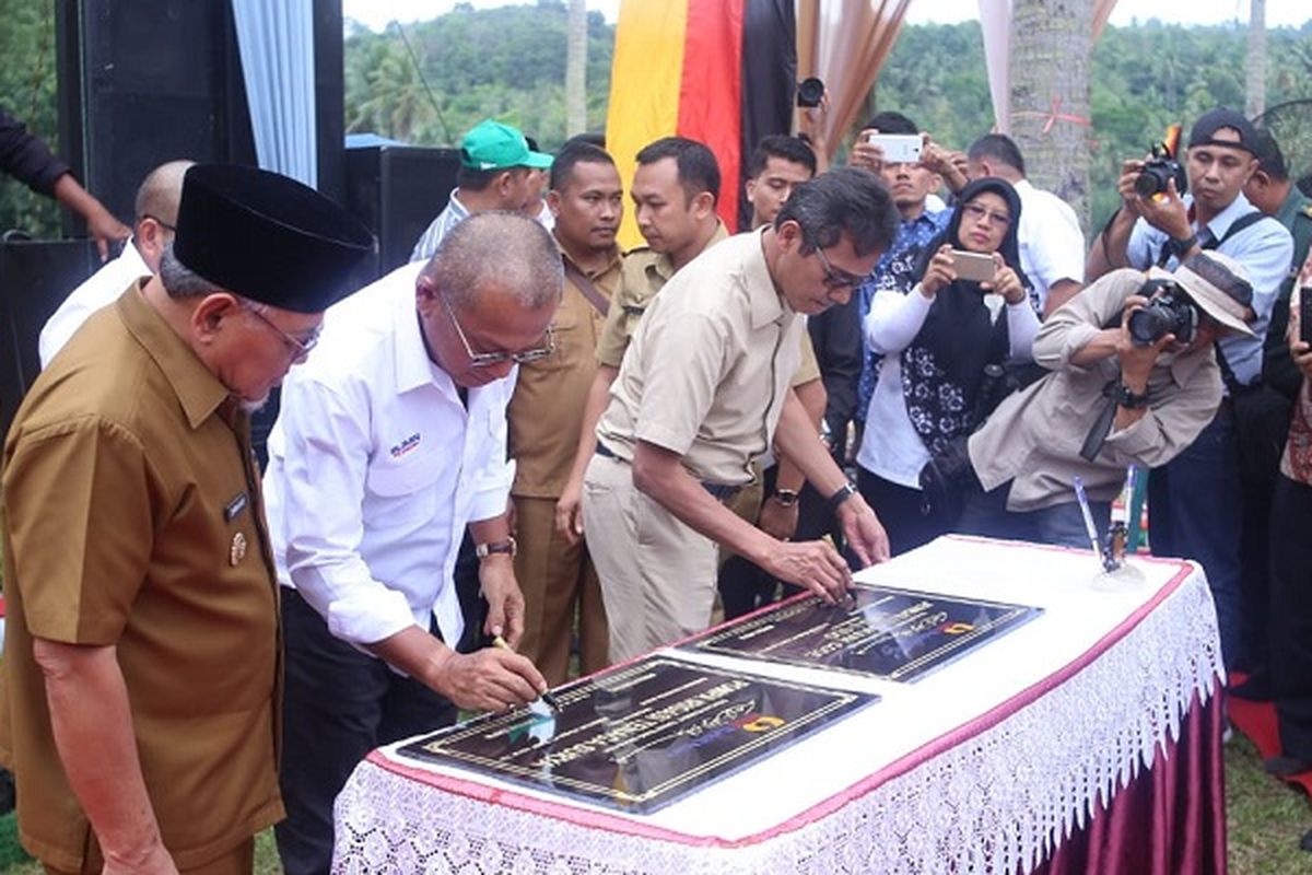 Direktur Utama Bukit Asam dan Gubernur Sumbar menandatangani prasasti peresmian pompa air tenaga surya dan jembatan lintau buo.  