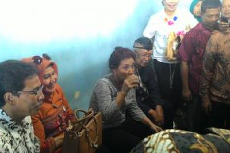 Menteri Kelautan dan Perikanan RI, Susi Pudjiastuti bersama Solichin GP meminum segelas kopi yang disuguhkan nelayan saat kunjungannya ke TPI Pangandaran, Sabtu (1/11/2014).