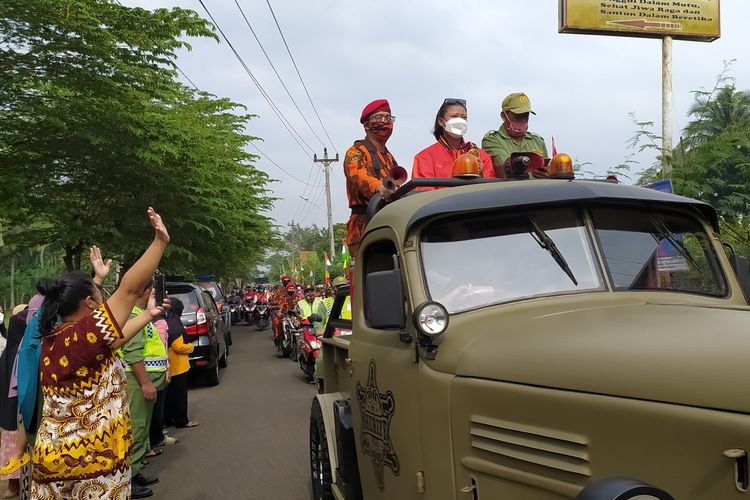 Atinna Nur Kamila Intan Bahtiar diarak keliling di Desa Pangebatan, Kecamatan Karanglewas, Kabupaten Banyumas, Jawa Tengah, Senin (18/10/2021).