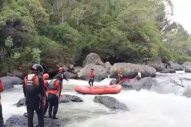 Proses pencarian Serda Amiruddin anggota TNI Kodim 1414 Tana Toraja yang bertugas di Koramil 03 Rinding Allo, Toraja Utara, Sulawesi Selatan, yang diduga terseret arus saat melakukan pencarian seorang warga bernama Palungan asal Lembang Lempo Poton yang sehari sebelumnya dinyatakan tenggelam resmi dihentikan, Selasa (15/11/2022).