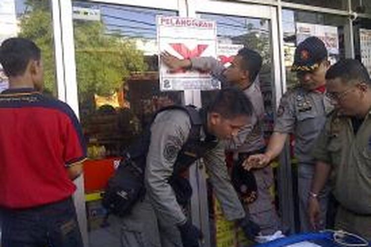 Minimarket di kawasan Jalan Kampung Malang Surabaya ditutup paksa karena tidak memiliki izin gangguan.