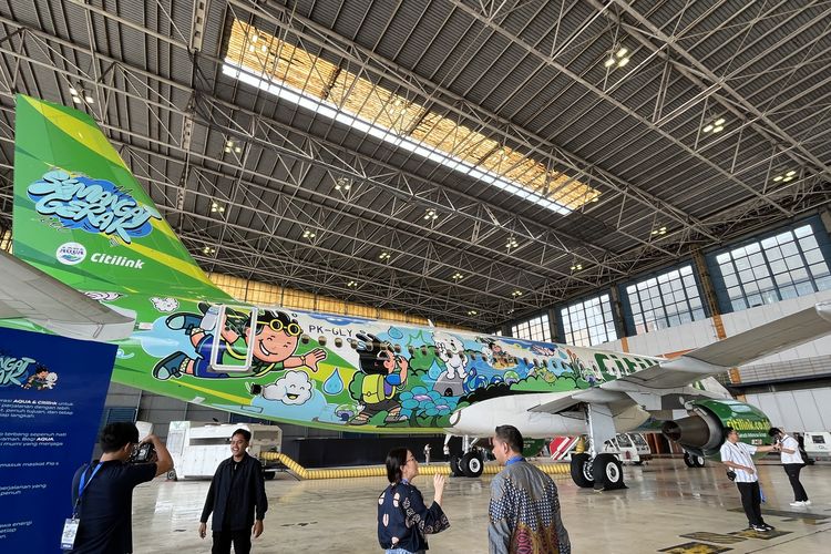 Potrait peluncuran livery khusus bertema keberlanjutan, kolaborasi antara Citilink Indonesia dan Aqua, di Hangar 2 GMF Soekarno Hatta, Jumat (13/2/2026). 