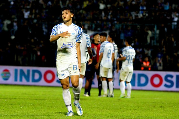 Pemain PSIS Semarang Alfeandra Dewangga saat pertandingan pekan 2 Liga 1 2022-2023 melawan Arema FC yang berakhir dengan skor 2-1 di Stadion Kanjuruhan Kepanjen, Kabupaten Malang, Sabtu (30/7/2022) malam.