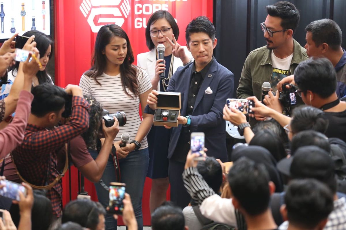 Junichi Izumi (berjas), teknisi dari pusat riset dan pengembangan G-Shock di Hamura, Jepang, sedang memamerkan produk G-Shock GA-2000 kepada jurnalis, blogger, dan influencer yang hadir dalam peluncuran G-Shock x Carbon, di Jakarta, Kamis (4/4/2019).
