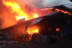 6 Unit Damkar dan 38 Personel Dikerahkan untuk Padamkan Api di Pasar Sentiong