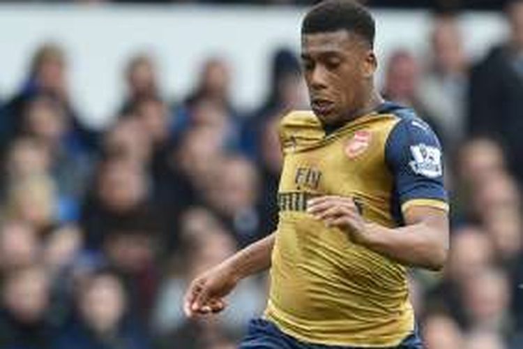 Penyerang Arsenal, Alex Iwobi, tampil gemilang dengan mencetak satu gol ke gawang Everton, pada laga lanjutan Premier League di Stadion Goodison Park, Sabtu (19/3/2016).