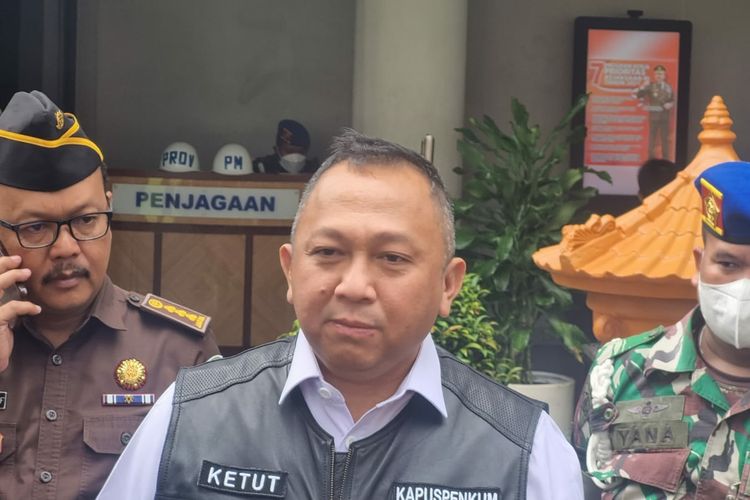 Kepala Pusat Penerangan Hukum Kejagung Ketut Sumedana di Gedung Bundar Kejagung, Jakarta, Selasa (14/2/2023).