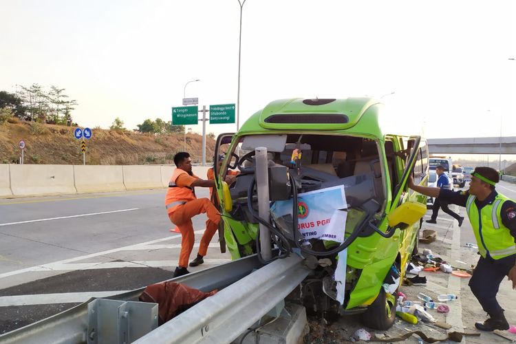 Minibus yang menabrak ujung pembatas jalan dievakuasi petugas.