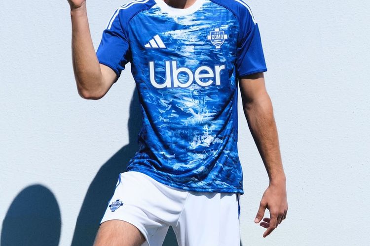 Jersey Como 1907 karya Didit Hediprasetyo menampilkan keindahan Danau Como dengan sentuhan seni. Simak detailnya berikut ini.