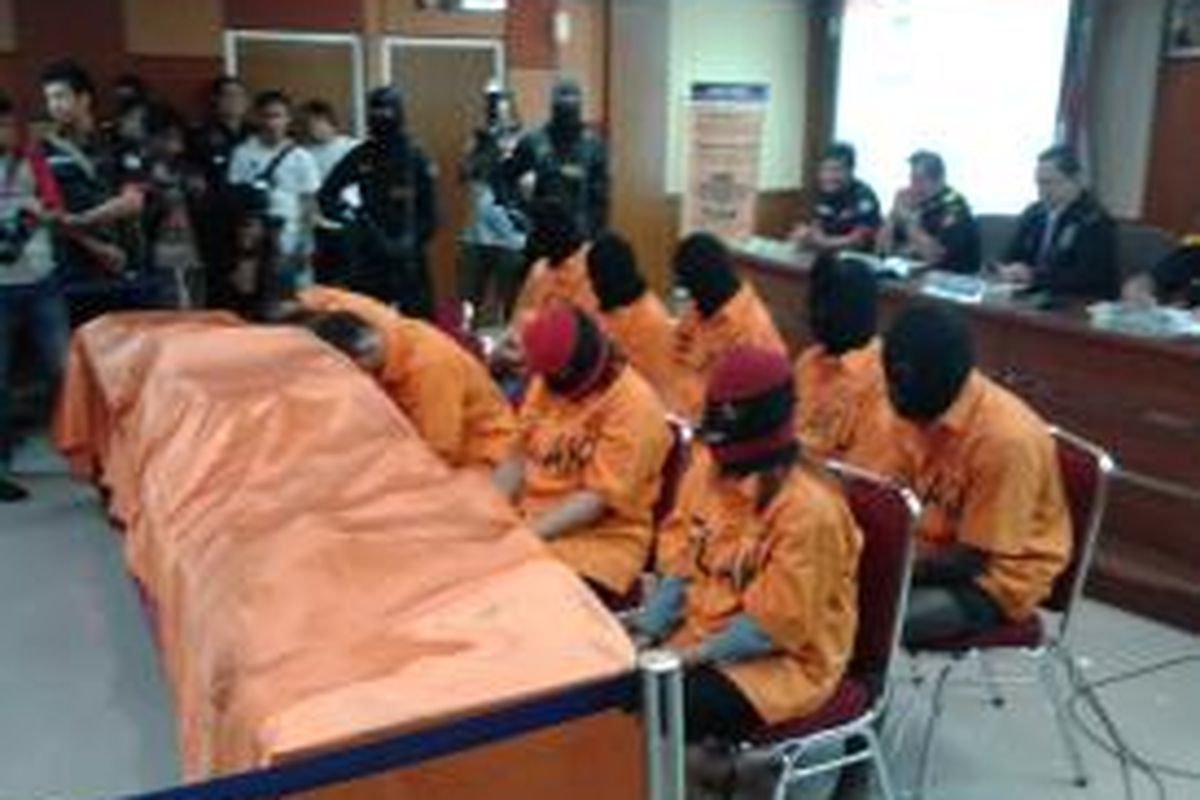 Kesepuluh tersangka kasus penyelundupan narkotika dari luar negeri saat berada di Kantor Bea dan Cukai Bandara Soekarno-Hatta, Kamis (15/8/2013)