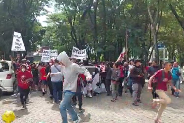 Suporter Persatuan Sepakbola Makassar (PSM) kembali melakukan aksi demonstrasi menuntut pembangunan Stadion Mattoangin yang telah dibongkar berakhir ricuh hingga pagar besi kantor Pemerintah Provinsi Sulawesi Selatan (Pemprov Sulsel) roboh, Senin (5/12/2022).