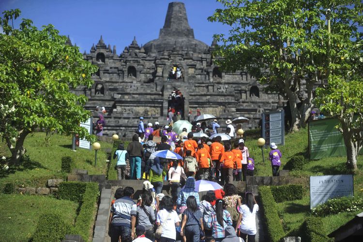 Pengunjung Candi Borobudur Meningkat - Pengunjung berjejal menaiki Candi Borobudur, Magelang, Jawa Tengah, Sabtu (12/5). Menjelang masa liburan sekolah, pengunjung candi tersebut mulai meningkat dari rata-rata 6.000 pengunjung menjadi lebih dari 16.000 pengunjung per hari.

Kompas/Ferganata Indra Riatmoko (DRA)