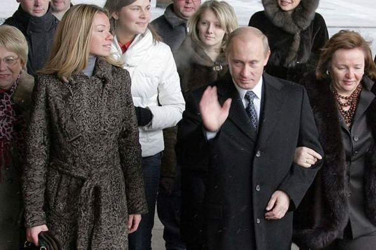 Putin berfoto pada 2007 bersama mantan istrinya Ludmila (kanan) dan putrinya Maria (kedua kiri) di Moskwa, Rusia.