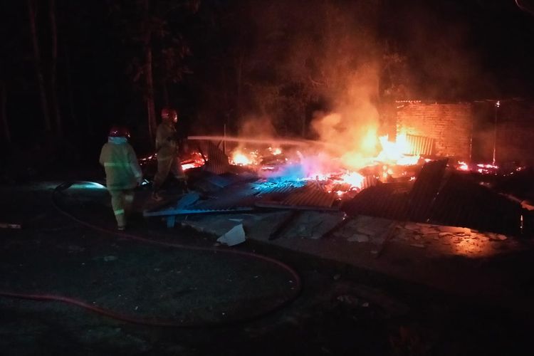 LUDES--Rumah milik Sriyanto, warga  Dusun Sukoroyom Wetan, Desa Pucanganom, Kecamatan Giritontro, Kabupaten Wonogiri, Jawa Tengah dilaporkan ludes terbakar api, Selasa malam (7/12/2022). 