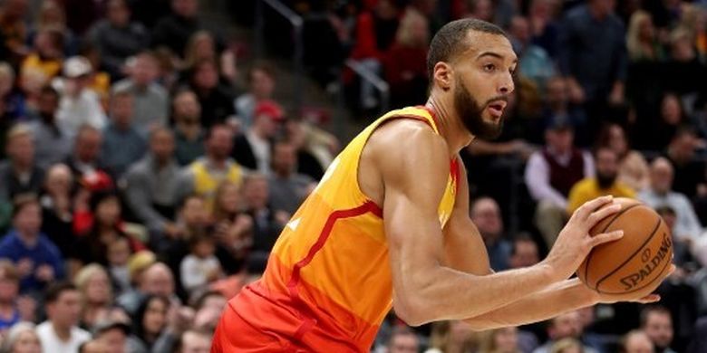 Center Utah Jazz, Rudy Gobert, dalam salah satu pertandingan NBA.