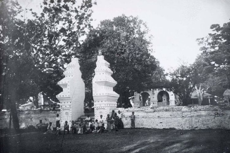 Gapura barat pada komplek Lemah Duwur di Keraton Kanoman Cirebon antara tahun 1920-1933.