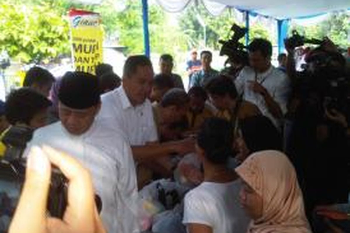 Menteri Perdagangan, Gita Wirjawan tengah melayani pembeli dalam pasar murah di Tanggerang, Jumat (19/7/2013)