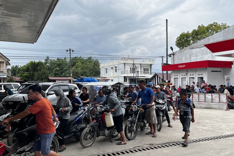 Antrean kendaraan di SPBU kawasan Tapanuli Utara, Sumatera Utara akibat kelangkaan stok BBM pada Minggu (7/12/2025) malam