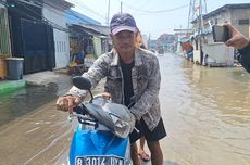 Kendaraan Warga Mogok akibat Terobos Banjir Rob di Muara Angke