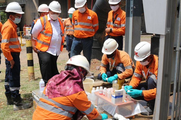 Bupati Tapanuli Selatan Dolly Pasaribu (berbaju putih) didampingi General Manager Operations PTAR Rahmat Lubis (kiri) menyaksikan pengambilan contoh air (water sampling) di Water Polishing Plant (WPP) PT Agincourt Resources. Kegiatan ini dilakukan secara rutin setiap bulan.