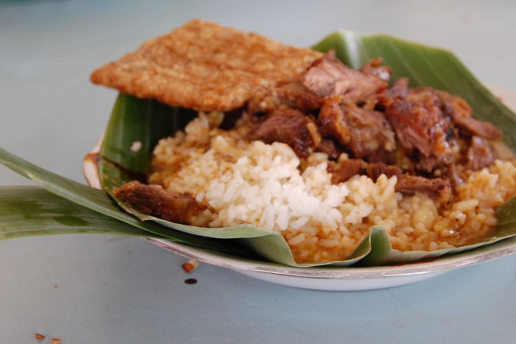 Salah satu makanan khas dari Kabupaten Pati adalah sega gandhul (nasi gandul). Yaitu terdiri dari nasi, kuah dan daging sapi. Biasanya ditambah tempe goreng dan jeroan. Disajikan dalam sebuah piring yang dialasi selembar daun  pisang dan selembar suru (semacam sendok juga dari bahan daun pisang).