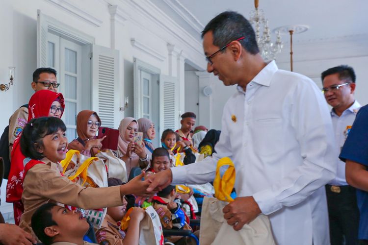 Pj Gubernur DKI Jakarta Heru Budi Hartono menghadiri acara Peluncuran Operasional Angkutan Sekolah Berkebutuhan Khusus di Balaikota, Rabu (17/1/2024).