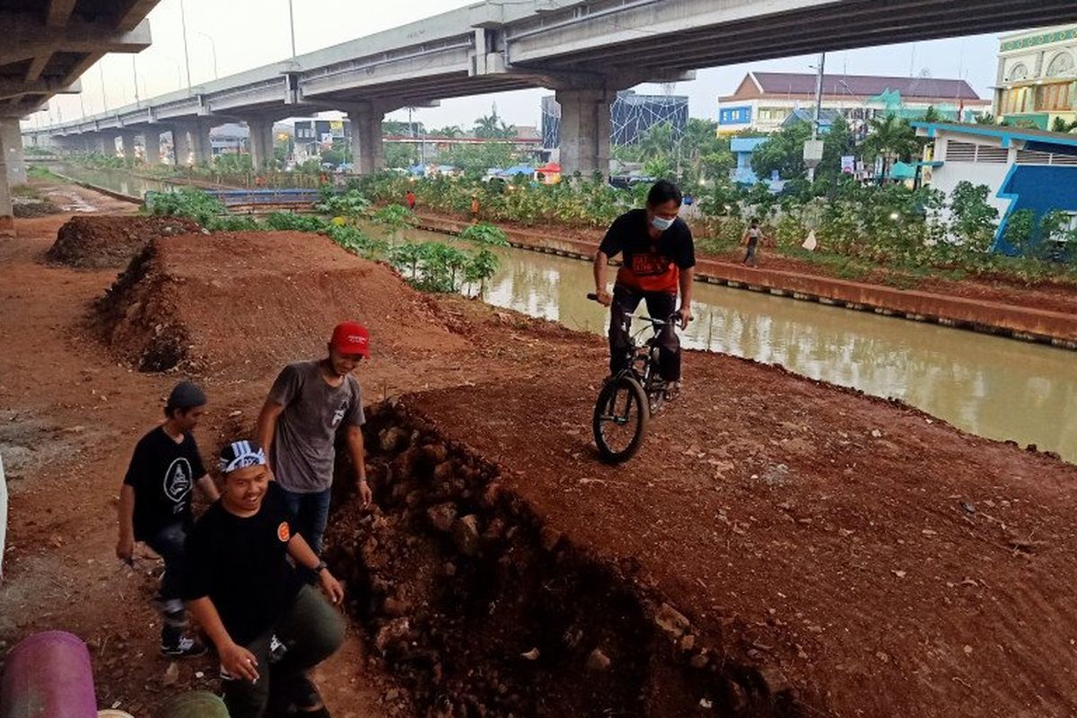 Pesepeda menjajal gundukan tanah di lintasan sepeda pump track yang ada di kolong Jalan Tol Bekasi-Cawang-Kampung Melayu (Becakayu), Jakarta Timur, Kamis (22/10/2020). (ANTARA/Andi Firdaus).