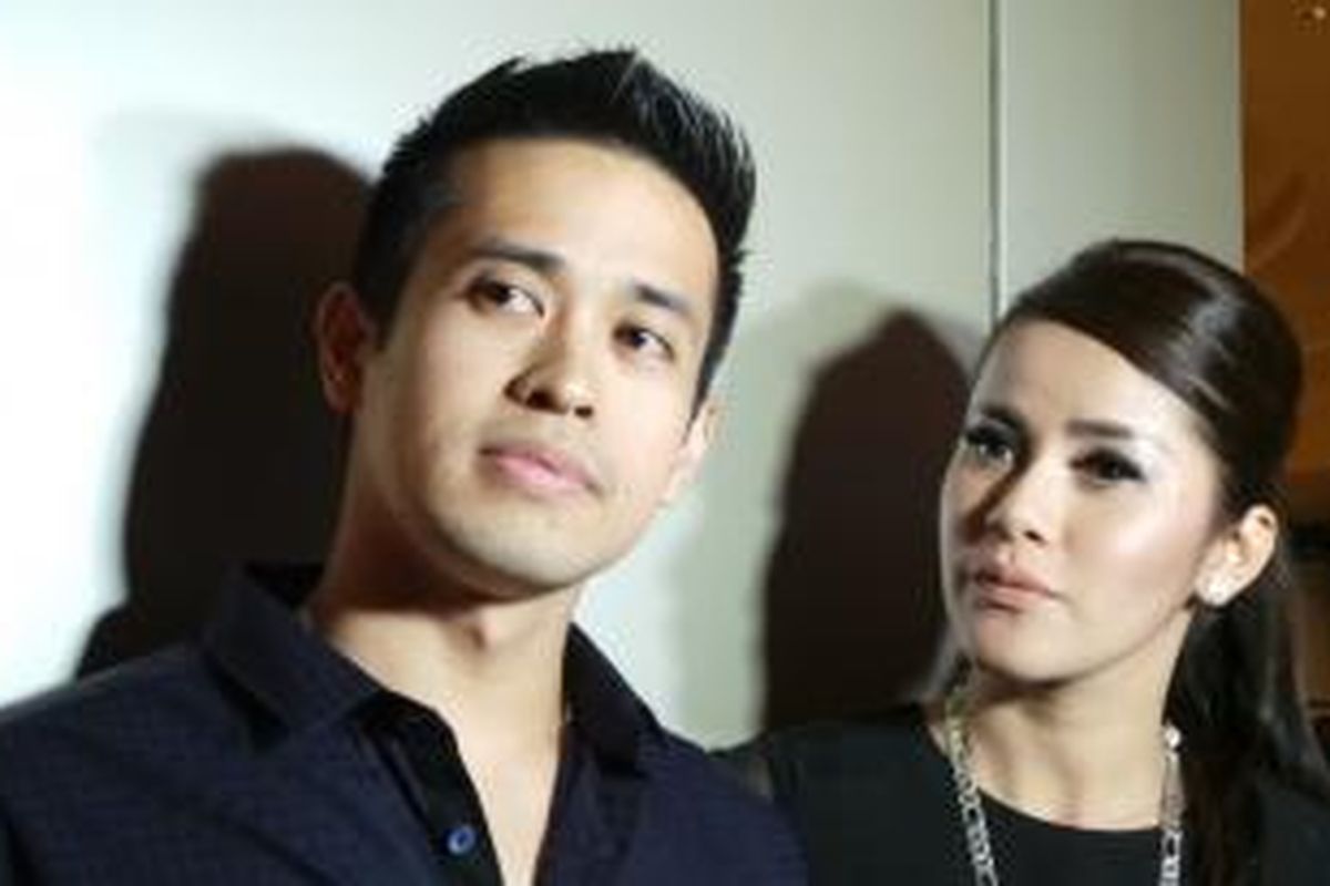 Olla Ramlan bersama suaminya, Muhammad Aufar Hutapea 