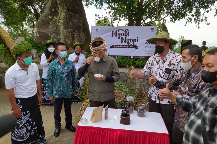 Bupati Gunungkidul Sunaryanta saat Mencicipi Kopi Robusta hasil Kebun Warga Kalurahan Ngawen beberapa waktu lalu