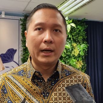 Kepala Ekonom Bank Permata Josua Pardede saat public expoos 2025 di Jakarta, Jumat (7/3/2025).