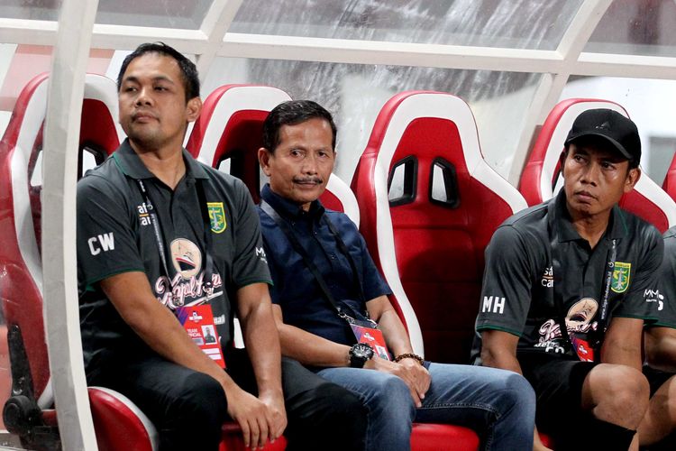 Pelatih Persebaya Surabaya, Djadjang Nurdjaman (tengah).
