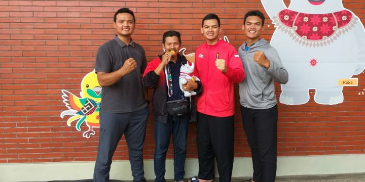 Atlet pencak silat asal Ponorogo yang meraih medali emas Asian Games, Aji Bangkit Pamungkas (dua dari kanan) bersama ayahnya, Agus (dua dari kiri) dan dua kakaknya usai bertanding melawan pesilat asal Singapura.