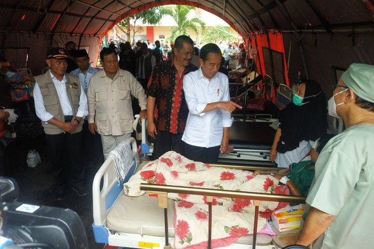 Indonesia's President Joko Widodo visits earthquake victims at Sayang's Regional General Hospital in Cianjur on Thursday, November 24, 2022.  