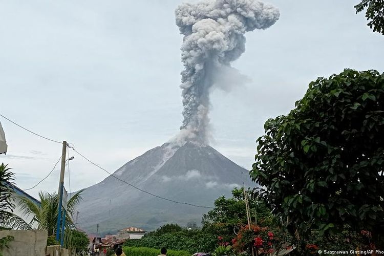 Sinabung erupts again, with locals told to stay up to five kilometers away from the crater's mouth.