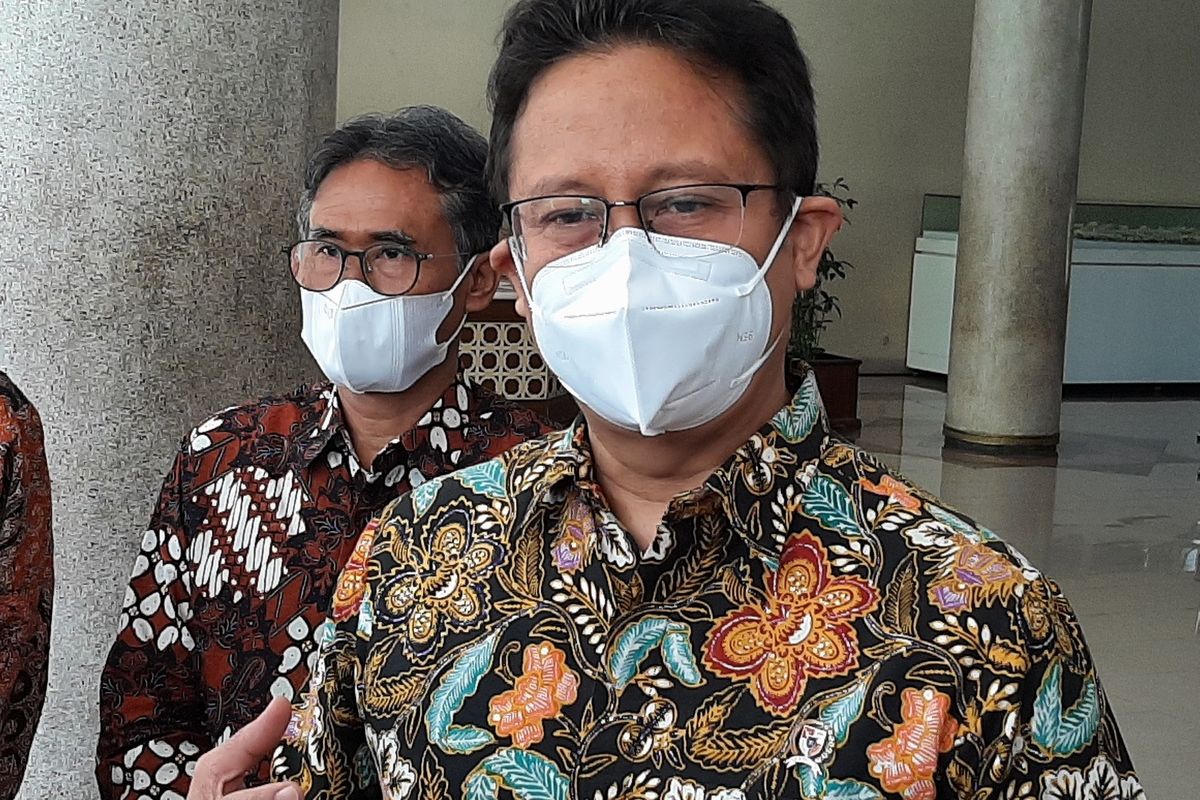 Menteri Kesehatan (Menkes) Budi Gunadi Sadikin saat menemui wartawan di Universitas Gadjah Mada (UGM).