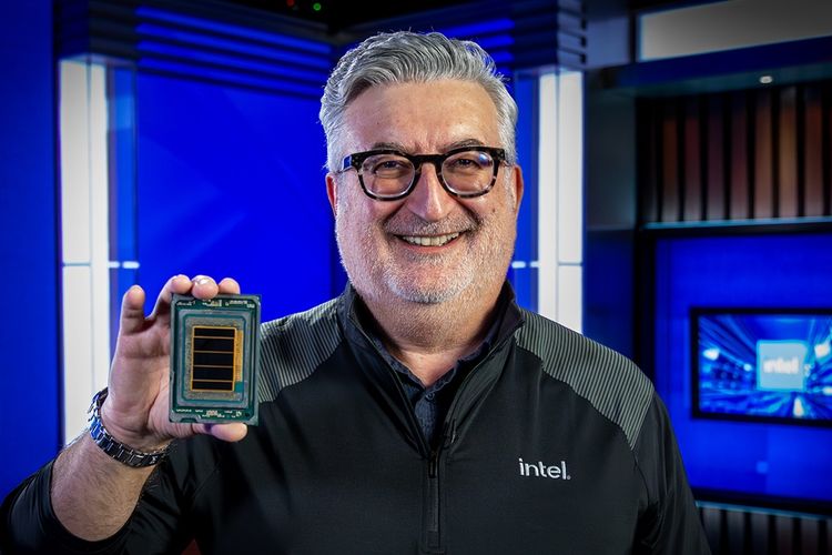 Wakil Presiden Eksekutif sekaligus General Manager Data Center Group Intel, Kevork Kechichian, menggenggam prosesor Intel Xeon 6 Plus