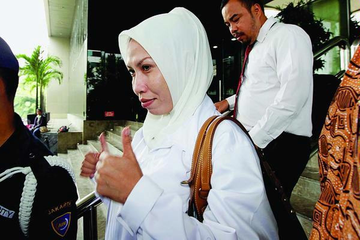 Sri Dartuti tersangka kasus dugaan suap kepada hakim ad hoc Pengadilan Tindak Pidana Korupsi Semarang Kartini Marpaung dan hakim ad hoc  Pengadilan Tipikor Pontianak Heru Kisbandono meninggalkan  Gedung Komisi Pemberantasan Korupsi, Jakarta, Jumat (24/8).