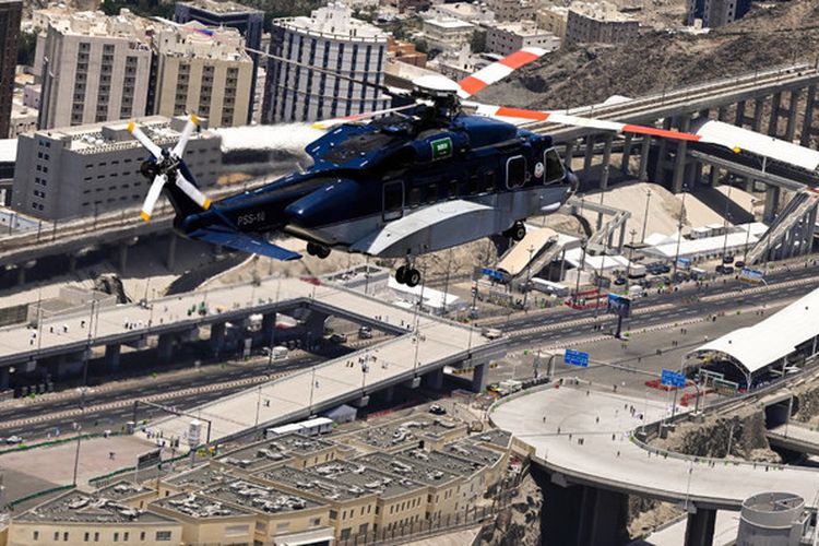 Tim Royal Saudi Air Force menggunakan beberapa helikopter yang dilengkapi dengan teknologi terkini untuk memantau jemaah Haji 2022. 
