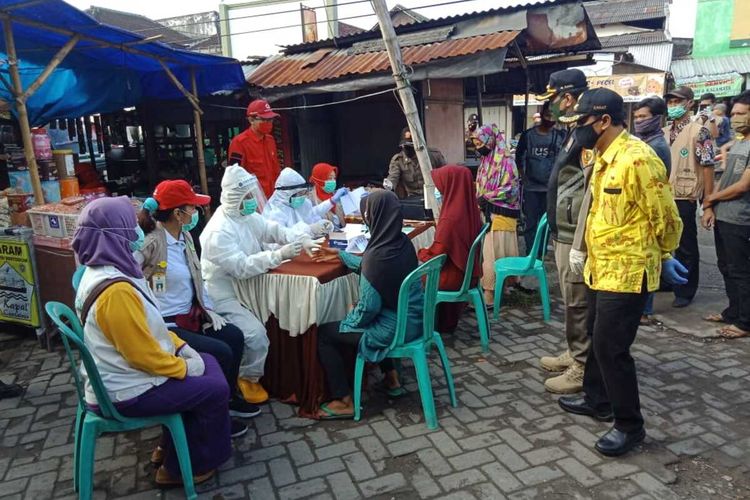 Para pedagang dan pengunjung pasar tradisional di Kabupaten Mojokerto, Jawa Timur, mengikuti Rapid Test, Selasa (19/5/2020). Pemkab Mojokerto menggelar Rapid Test massal di Pasar Kemlagi dan Pasar Kedungmaling.