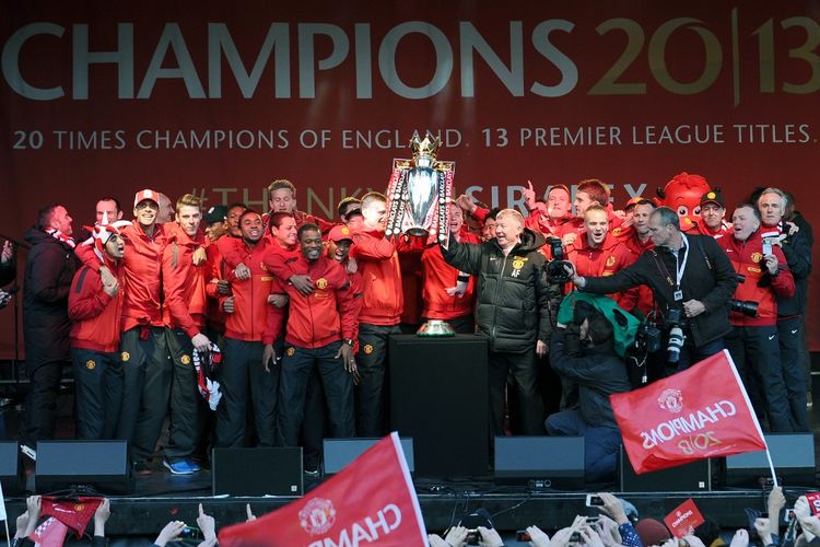 Skuad Manchester United dan manajer Sir Alex Ferguson merayakan keberhasilan menjadi juara Premier League 2012-2013 pada suatu acara khusus di Manchester, 13 Mei 2013.