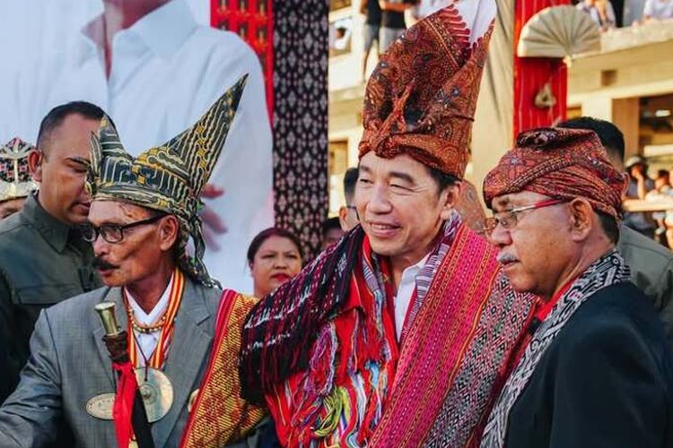 Jokowi Terima 2 Gelar Saat Safari Politik 2026, Baginda Pemuka Bangsa dan Sesepuh Raja-raja Timor