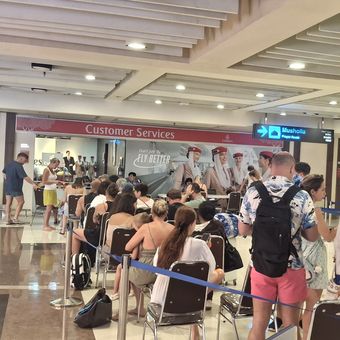 Para turis asing mengantre di salah satu pusat layanan informasi maskapai di Terminal Keberangkatan Internasional Bandara I Gusti Ngurah Rai, Badung,Bali, pada Rabu (4/3/2026). KOMPAS.com/ Yohanes Valdi Seriang Ginta