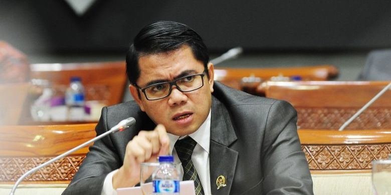 Arteria Dahlan, Deputi Penerangan Masyarakat untuk Satgas Covid-19 DPR RI memberikan keterangan pers terkait tiga aksi nyata Satgas Covid-19, Minggu (19/4/2020)