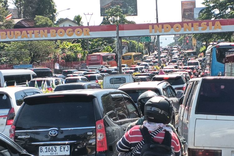 Arus Lalulintas di Puncak Bogor Macet Tanpa Celah, One Way Dipercepat
