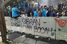 Coret-coret Beton Pembatas Saat Demo, Mahasiswa Bikin Tulisan 