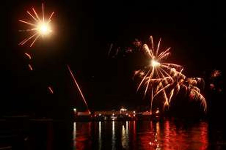 Perayaan pesta kembang api di rumah apung Pantai Bangsring Banyuwangi