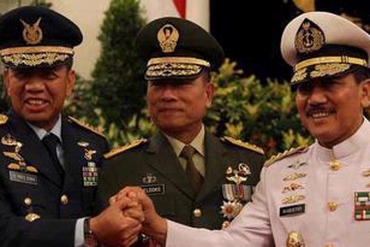 Kepala Staf TNI AD (KSAD) Letjen TNI Moeldoko (tengah) bersama Kepala Staf TNI AU Marsekal IB Putu Dunia, Kepala Staf TNI AL Laksamana Marsetio (kanan) berpose setelah upacara pelantikan di Istana Negara, Jakarta, Rabu (22/5/2013). 