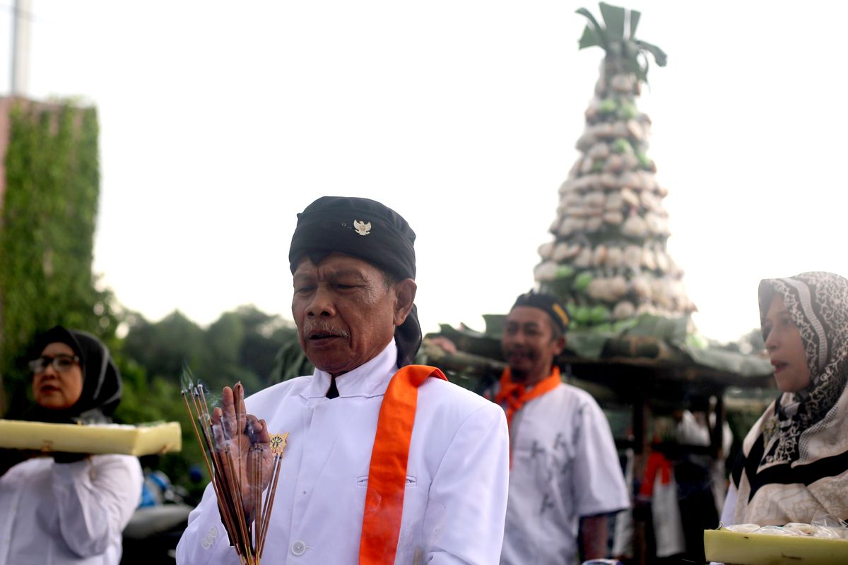Seorang petua bersiap menjalankan kirab gunungan apem menuju Pesarean Ki Ageng Gribig Kota Malang, Kamis (27/2/2025) siang.